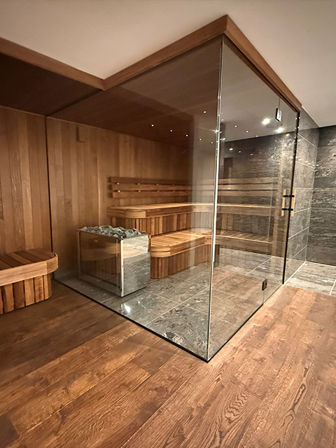 Eksklusiv sauna med glaspartier og elegante trædetaljer